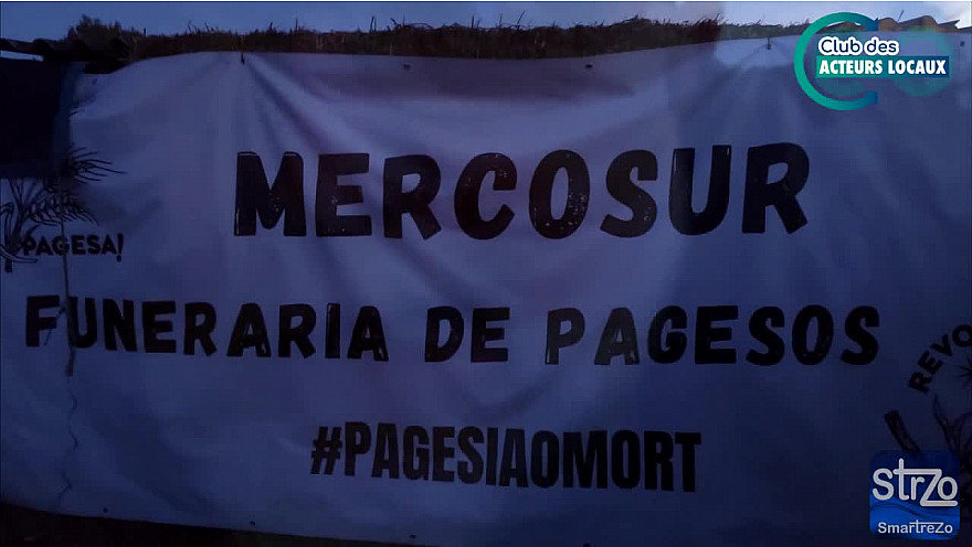 Mobilisation anti MERCOSUR des agriculteurs catalans sur l'autoroute AP-7 près de Figueras en espagne